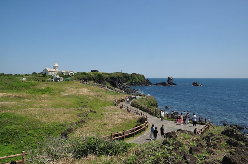 Free photo of scenic view of jeju island coastline and path.jpeg