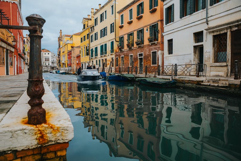 Free photo of scenic venice canal with colorful buildings.jpeg