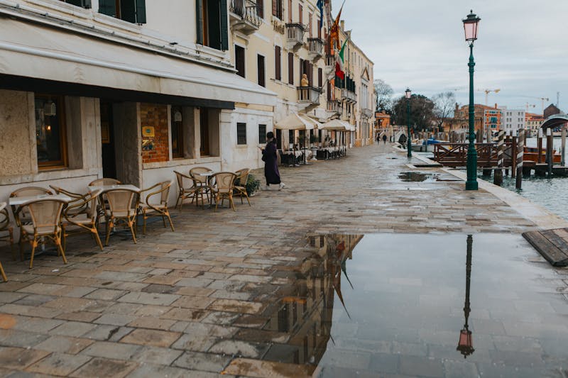 Free photo of venetian canal street with reflections on a rainy day.jpeg