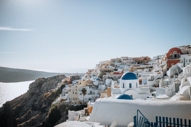 Free photo of panoramic view of iconic santorini architecture.jpeg