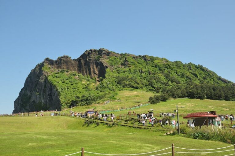 Free photo of seongsan ilchulbong peak on jeju island.jpeg